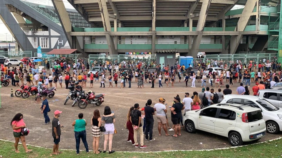 Público de 26 anos se vacina nesta sexta-feira com grande procura, em Manaus
