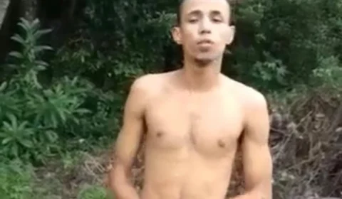 Veja vídeo; Homem é brutalmente agredido por criminosos após confessar envolvimento com mulher casada