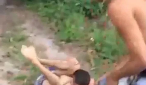 Homem é brutalmente agredido por criminosos após confessar envolvimento com mulher casada