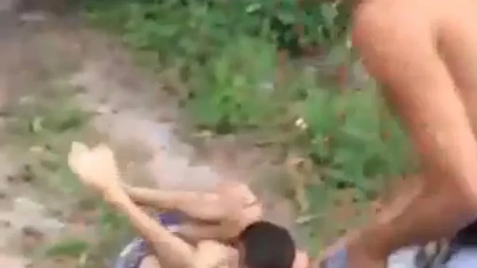 Homem é brutalmente agredido por criminosos após confessar envolvimento com mulher casada