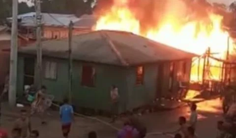Veja vídeo; Briga de casal acaba com casas incendiadas em Lábrea