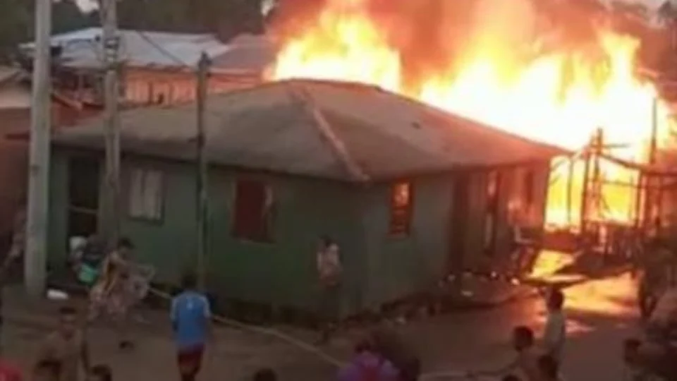 Veja vídeo; Briga de casal acaba com casas incendiadas em Lábrea