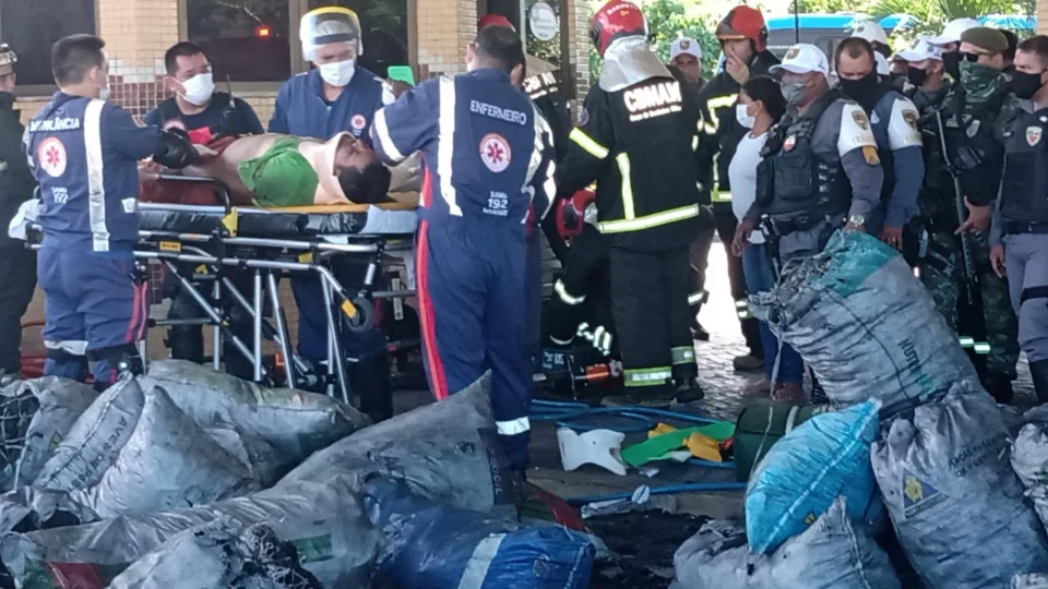 Motorista fica preso às ferragens de caminhão após tombar na Barreira, em Manaus