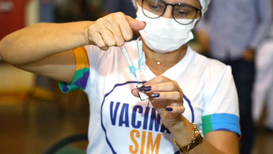 Covid-19: Fiocruz recebe neste sábado (17) nova remessa de insumos para produção de vacinas