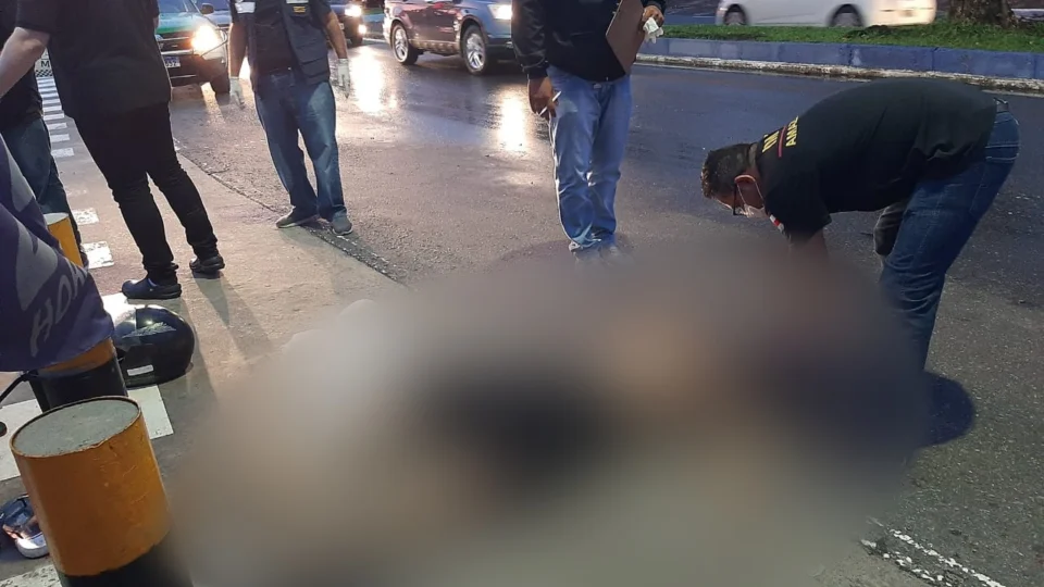 Vídeo; Motociclista morre após deslizar em pista molhada na Ephigênio Salles