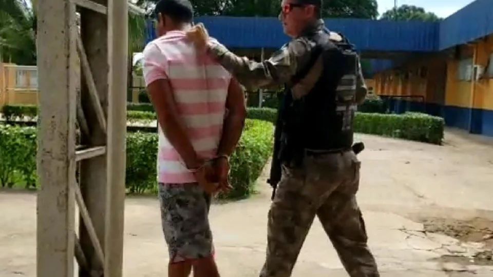 Veja vídeo; Homem é preso em flagrante por abusar sexualmente de uma mulher em Carauari