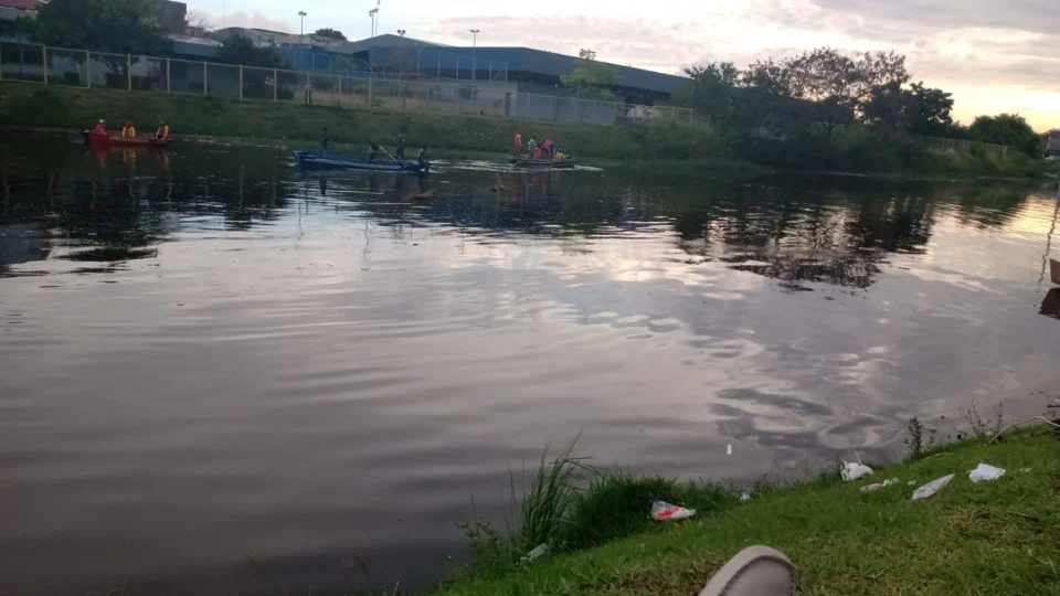 24 horas de buscas; Populares se solidarizam e ajudam nas buscas por adolescente que se afogou em igarapé