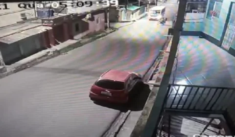 Veja vídeo; Motociclista morre e passageira fica ferida em colisão com micro-ônibus no Armando Mendes