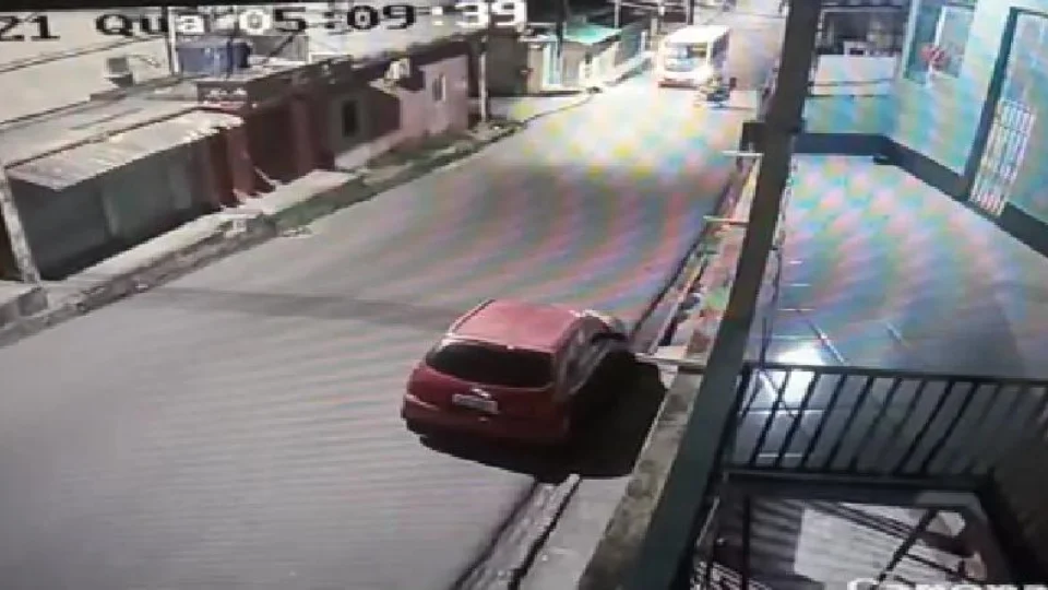 Veja vídeo; Motociclista morre e passageira fica ferida em colisão com micro-ônibus no Armando Mendes