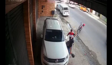 Veja vídeo; Homem é flagrado por câmera agredindo a companheira em via pública no Cidade de Deus
