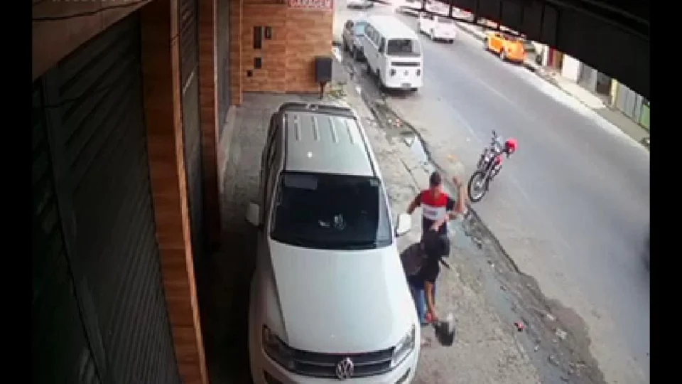 Veja vídeo; Homem é flagrado por câmera agredindo a companheira em via pública no Cidade de Deus