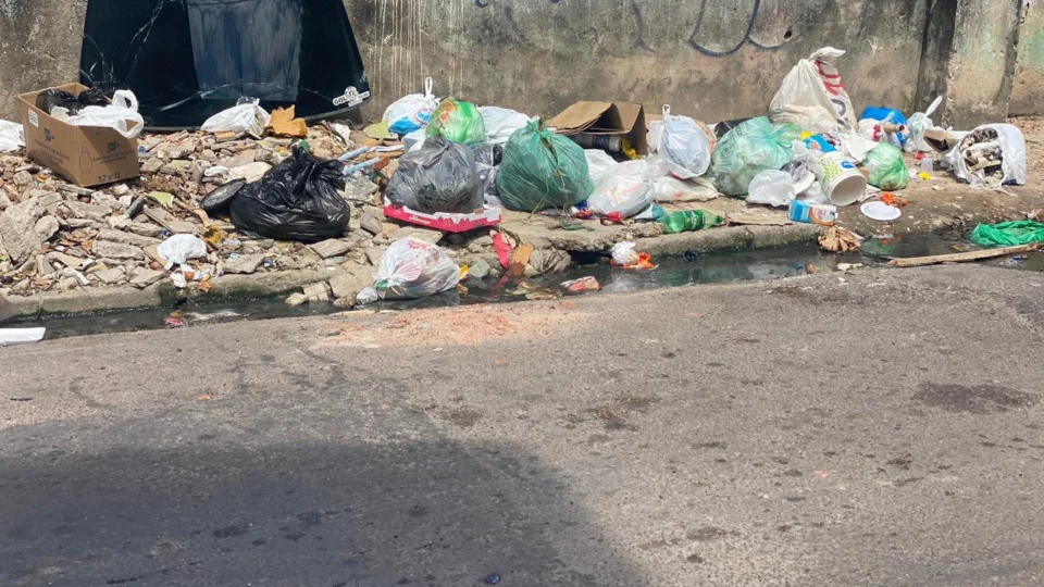 Moradores do bairro Japiim sofrem com bueiro entupido, cratera e lixeira ao ar livre
