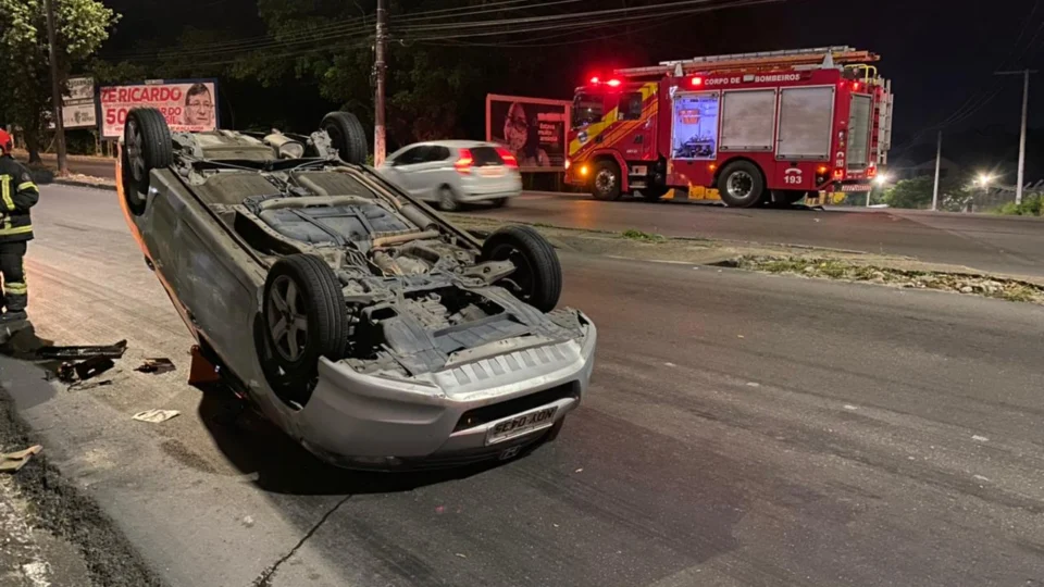 Estrangeiro capota carro no Japiim após supostamente dormir no volante