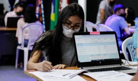 Candidatos contemplados em etapa de remanejamento do Bolsa Universidade devem entregar documentos à prefeitura