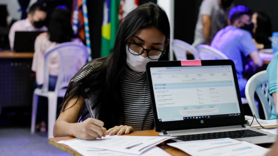 Candidatos contemplados em etapa de remanejamento do Bolsa Universidade devem entregar documentos à prefeitura