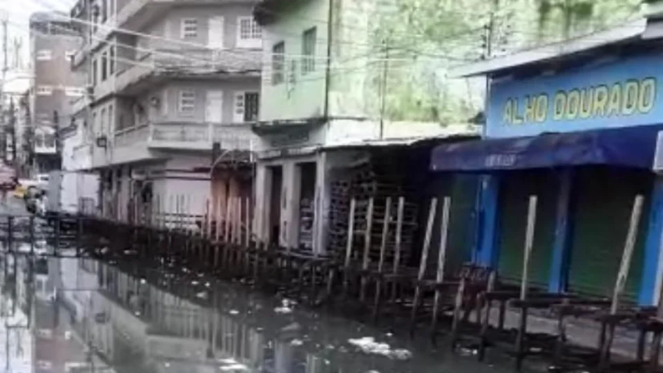 Veja vídeo; Tábuas construídas pela prefeitura são furtadas no Centro de Manaus