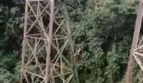 Após se confundir, jovem morre ao pular de bungee jump; Veja vídeo do momento da tragédia