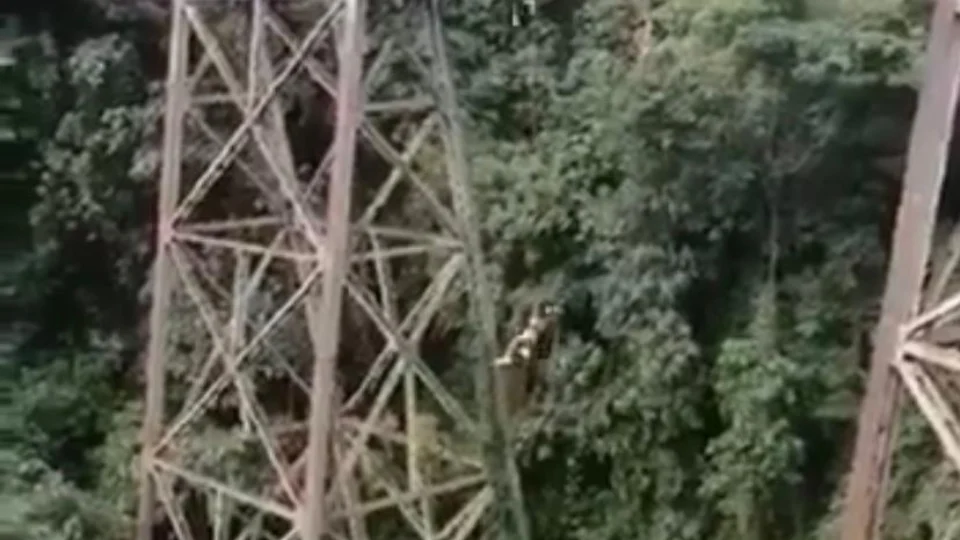 Após se confundir, jovem morre ao pular de bungee jump; Veja vídeo do momento da tragédia