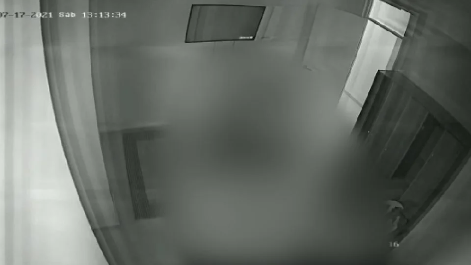 Cenas fortíssimas; Homem que surpreendeu casal em quarto e assassinou ex-companheira a facadas é preso