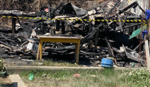 Veja vídeos do momento em que mulher é encontrada carbonizada após incêndio no bairro Petrópolis
