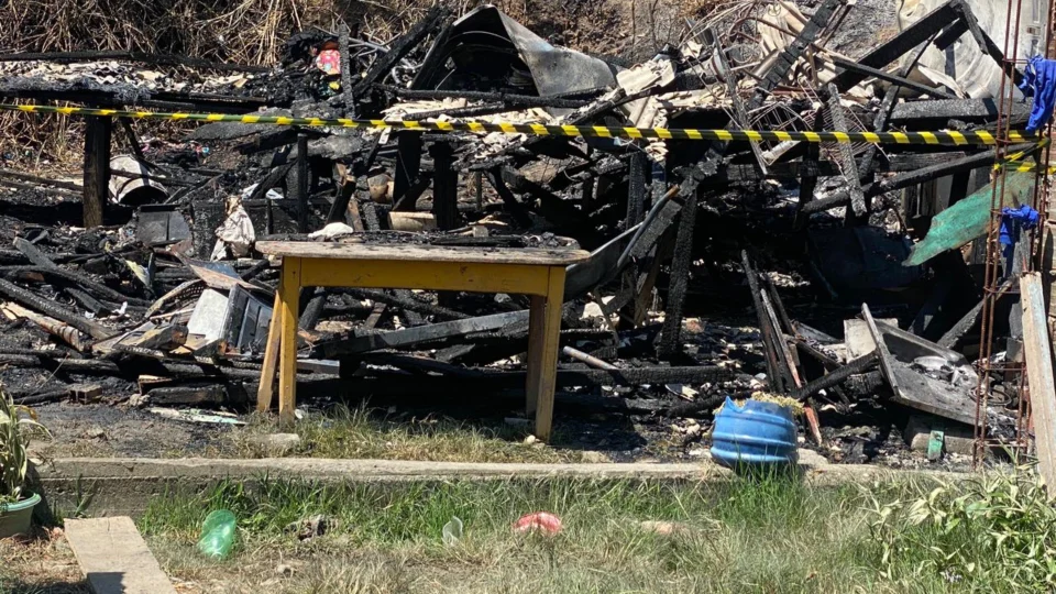 Veja vídeos do momento em que mulher é encontrada carbonizada após incêndio no bairro Petrópolis