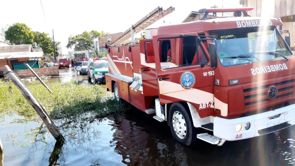 Menino de 12 anos cai em rio no Cacau Pirêra e desaparece; Moradores relatam tiroteio no local