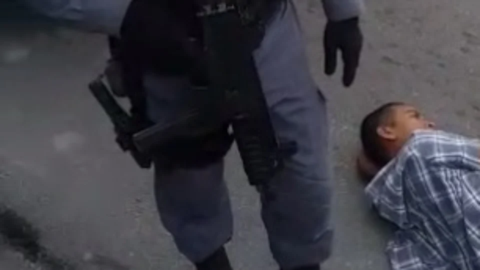 Vídeo; Dupla é presa por roubo e suspeito sofre fratura ao tentar fugir no conjunto Canaranas, em Manaus