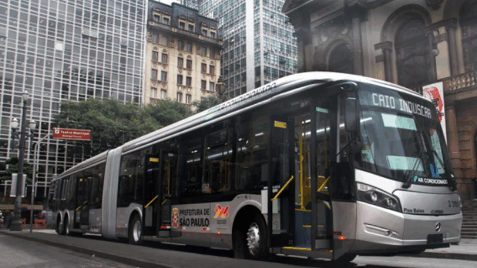 Nove ônibus são alvo de vandalismo na capital paulista nesta segunda (12)