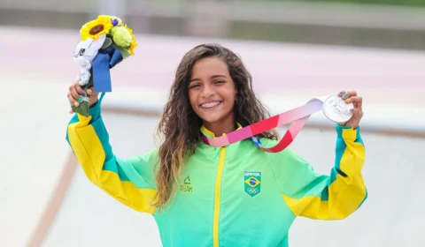 Rayssa Leal fatura prata no skate street e se torna a medalhista mais jovem do Brasil