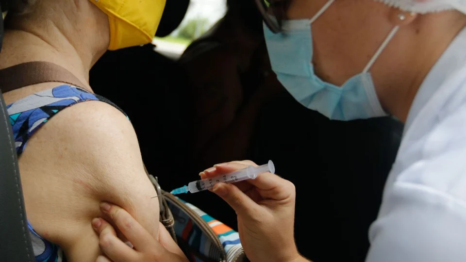 MANAUS – Vídeo de anúncio de vacinação para pessoas com 25 anos