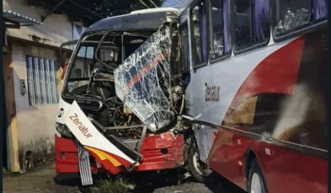 Vídeo: Rotas da mesma empresa se chocam e deixam homens presos as ferragens de ônibus, zona Norte