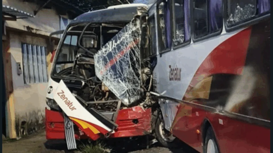 Vídeo: Rotas da mesma empresa se chocam e deixam homens presos as ferragens de ônibus, zona Norte