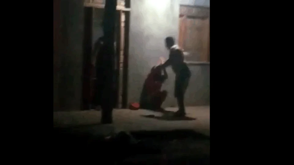 Vídeo: Ex-secretário de Obras de Fonte Boa é filmado enquanto agride a própria mulher com socos e tapas