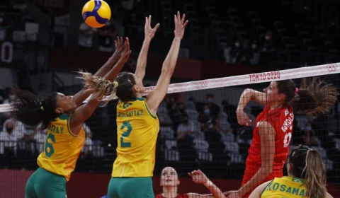 Jogos Olímpicos: Meninas do vôlei batem Comitê Olímpico Russo e vão às semifinais