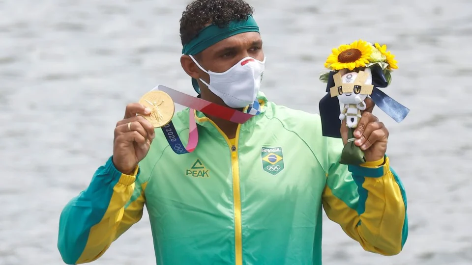 Olimpíada de Tóquio: Brasileiro Isaquias Queiroz é ouro na canoagem de velocidade