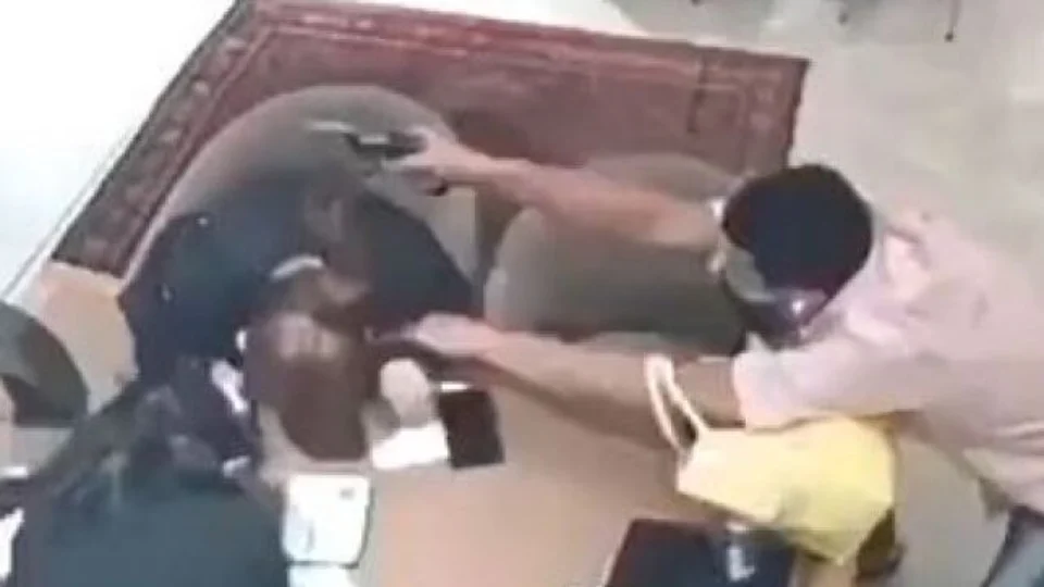 Veja vídeos do exato momento em que mulher é morta a tiros em shopping durante assalto; Confira