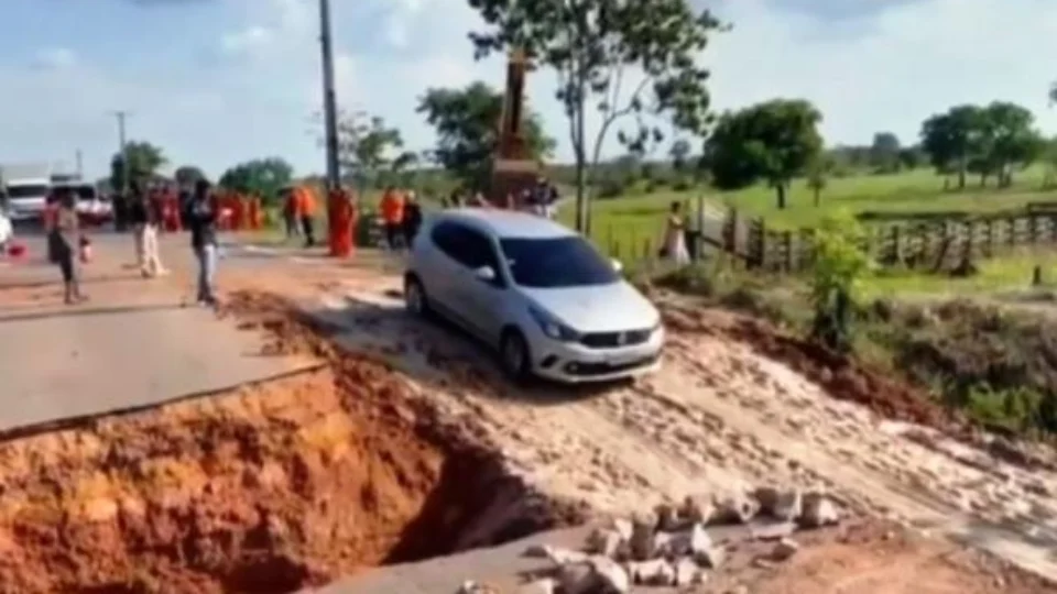 Vídeo de reparo emergencial na BR-319 após desabamento de trecho