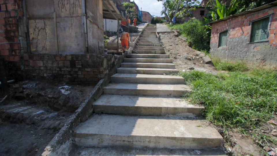 Travessa Senador Álvaro Maia do bairro Colônia Antônio Aleixo tem escada de concreto implantada