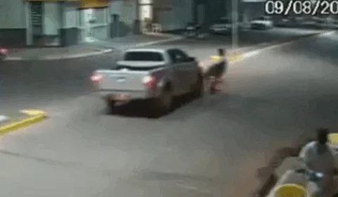 Vídeo mostra ciclista sendo atropelado duas vezes em menos de dois minutos