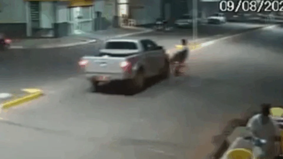 Vídeo mostra ciclista sendo atropelado duas vezes em menos de dois minutos