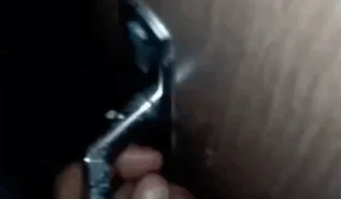 Cenas fortes; Homem corta o pescoço e língua de vítima e grava cena após crime