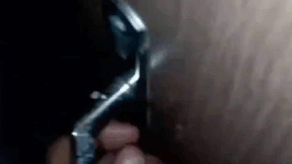 Cenas fortes; Homem corta o pescoço e língua de vítima e grava cena após crime