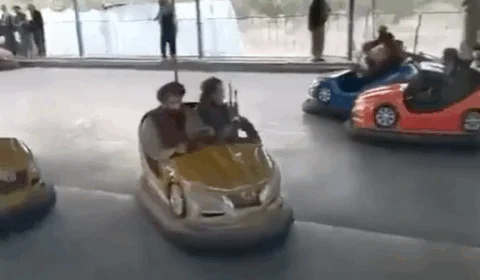 Veja vídeo; Imagens mostram Talibãs em carros de bate-bate e academia; Grupo tomou Cabul no último domingo (15)