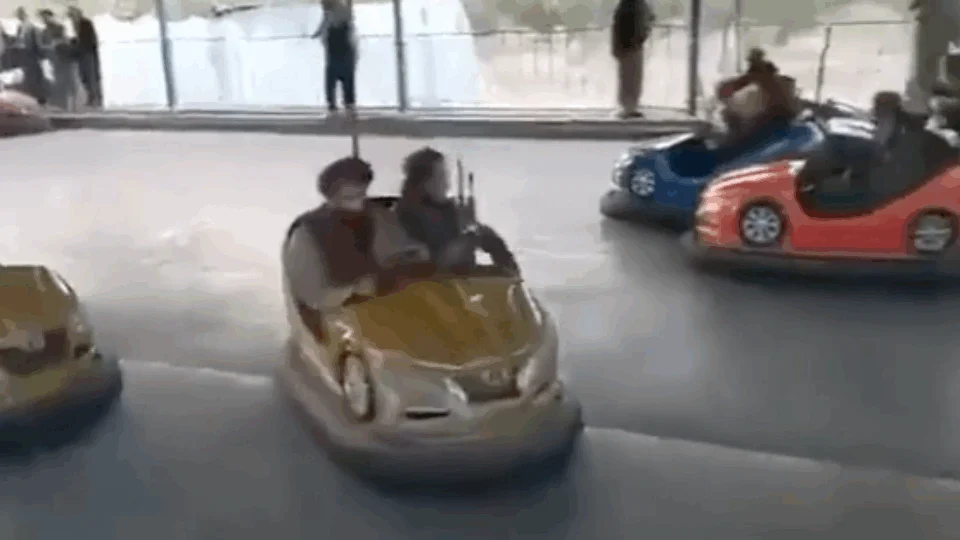 Veja vídeo; Imagens mostram Talibãs em carros de bate-bate e academia; Grupo tomou Cabul no último domingo (15)