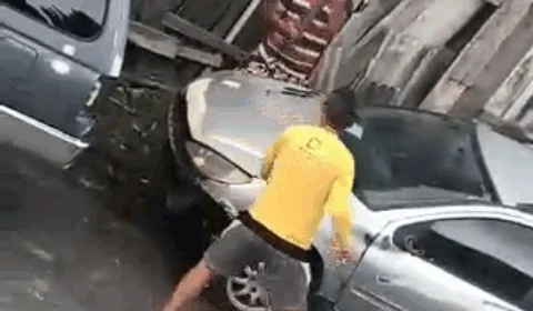 Cenas fortes; Homens são flagrados em briga desferindo golpes com madeira e faca, em Manaus