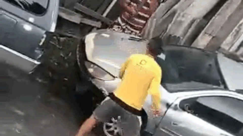 Cenas fortes; Homens são flagrados em briga desferindo golpes com madeira e faca, em Manaus