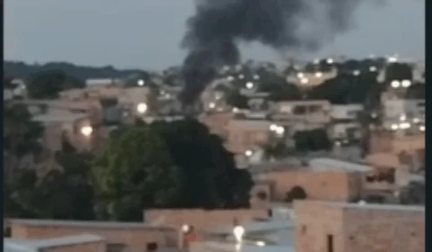 No Petrópolis, incêndio destrói casa de madeira e família perde tudo – VEJA VÍDEO