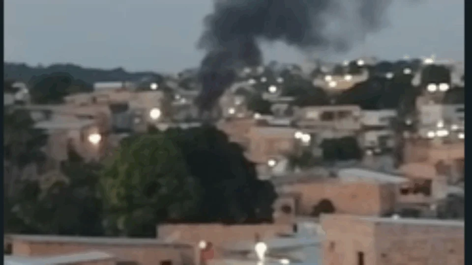 No Petrópolis, incêndio destrói casa de madeira e família perde tudo – VEJA VÍDEO