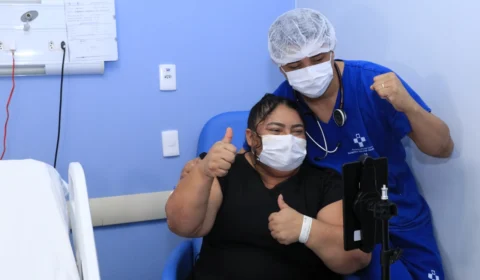 Paciente internada com Covid-19 cola grau no Hospital Delphina Aziz