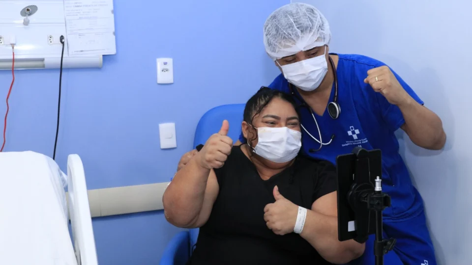 Paciente internada com Covid-19 cola grau no Hospital Delphina Aziz